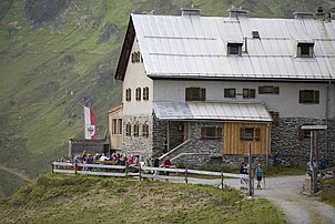 6_Huette_von_aussen_UM_3513