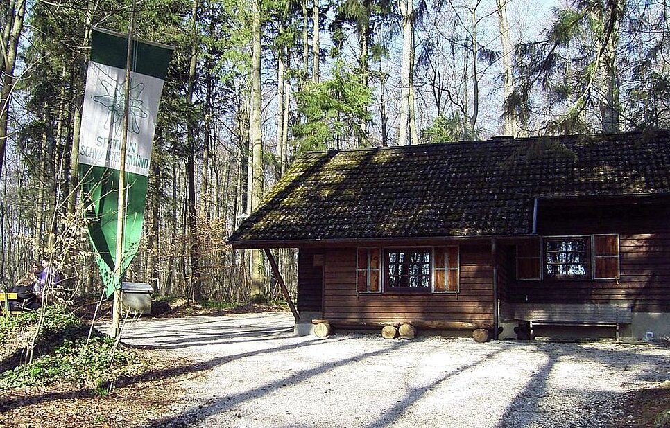 Hütte_mit_Fahne